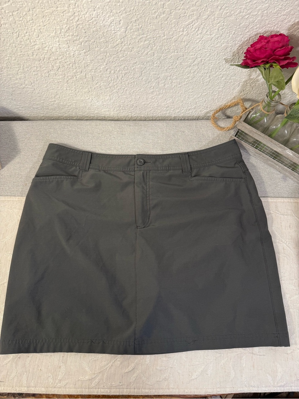 Eddie Bauer Women's Skort
Size 14, Dark Gray. Back slip pockets